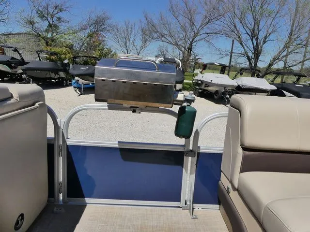 Slide: The Image of Sun Tracker SportFish 22 DLX 2019 - 20