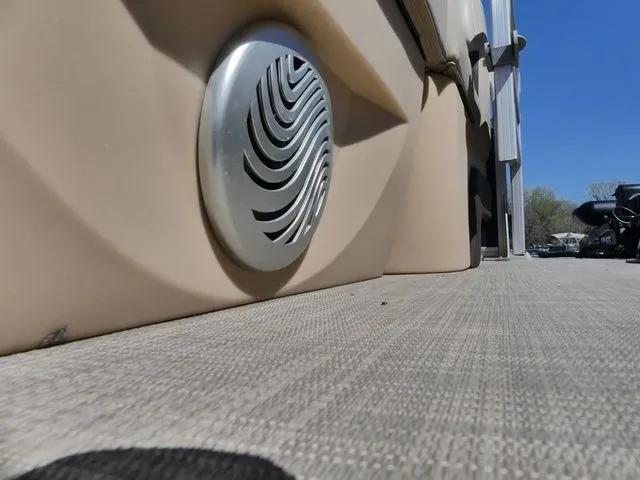 Slide: The Image of Sun Tracker SportFish 22 DLX 2019 - 21