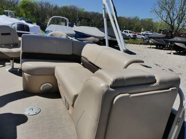 Slide: The Image of Sun Tracker SportFish 22 DLX 2019 - 22