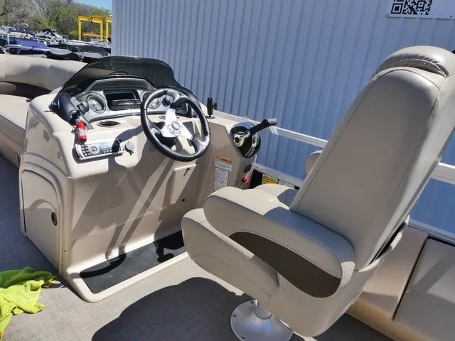 Slide: The Image of Sun Tracker SportFish 22 DLX 2019 - 24