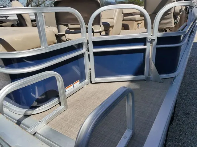 Slide: The Image of Sun Tracker SportFish 22 DLX 2019 - 29