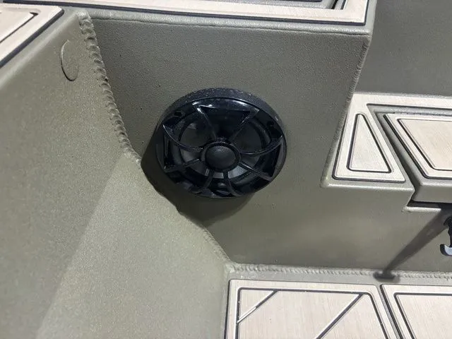 Slide: The Image of Speaker in Thor Boats 1900 Lake Hammer 2026 model. - 17