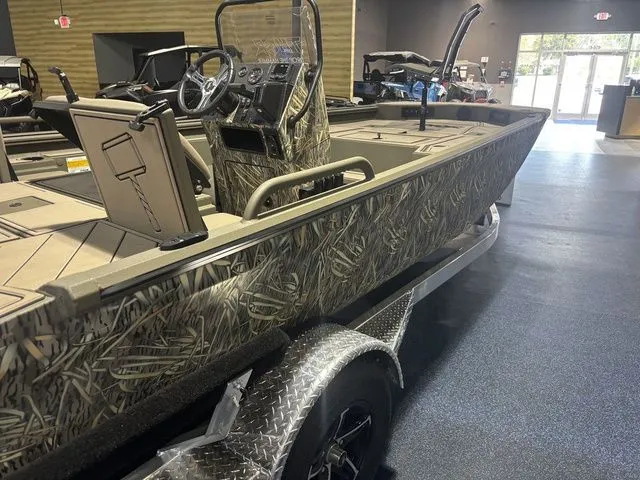 Slide: The Image of Thor Boats 2026 model 1900 Lake Hammer Center Console Elite in showroom. - 5