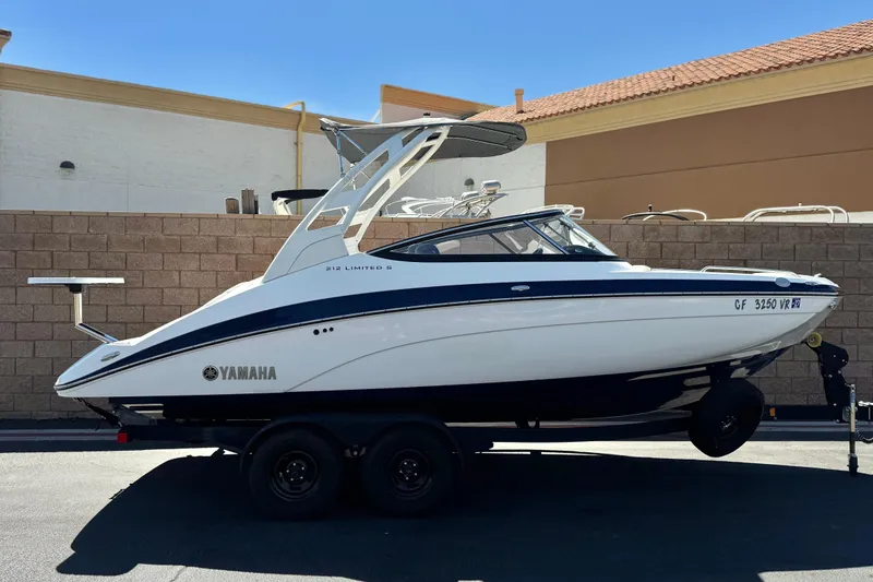 The Image of 2019 Yamaha Boats 212 Limited S on trailer, parked outdoors. - 0