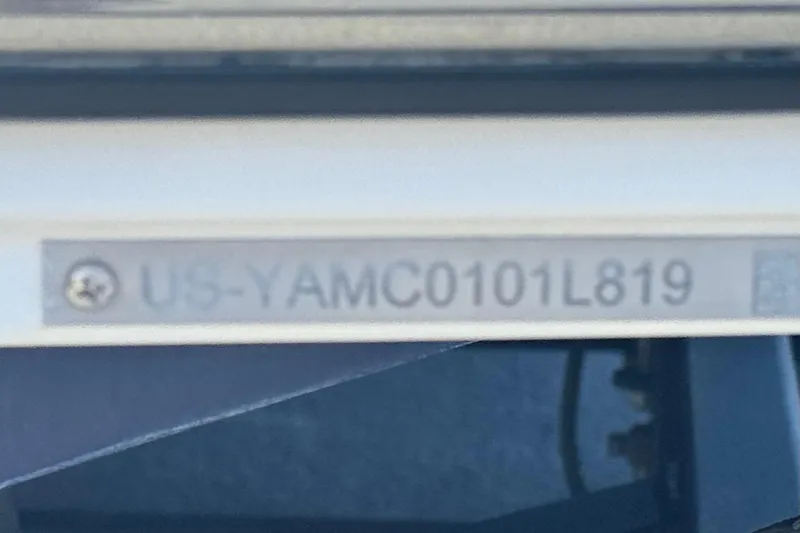 Slide: The Image of Hull identification number on 2019 Yamaha Boats 212 Limited S. - 39