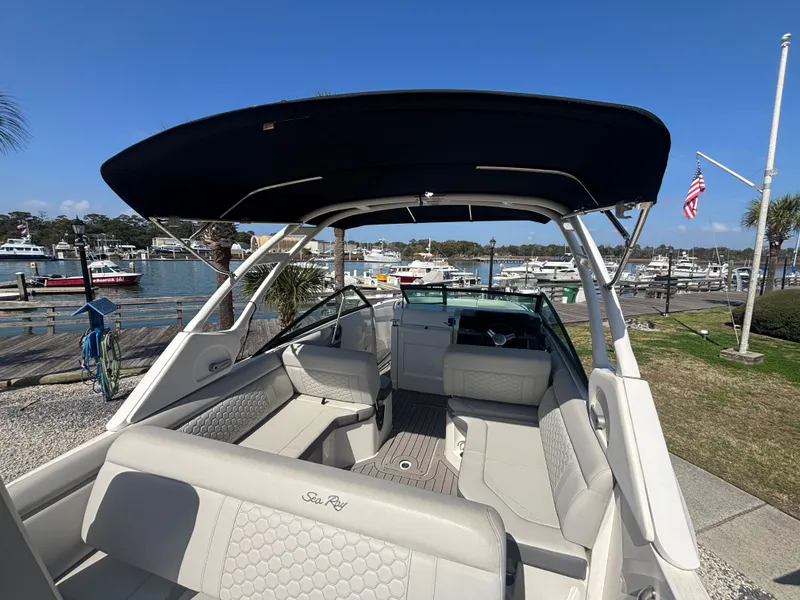 Slide: The Image of Sea Ray 250 SD OB 2022 - 21