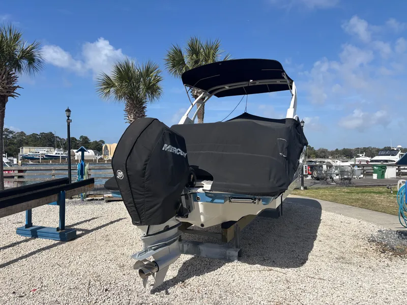 Slide: The Image of Sea Ray 250 SD OB 2022 - 30
