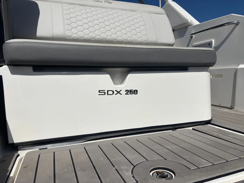 Slide: The Image of Sea Ray 250 SD OB 2022 - 6