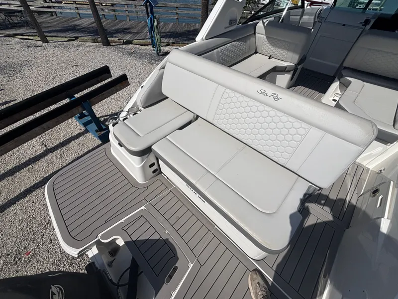 Slide: The Image of Sea Ray 250 SD OB 2022 - 9
