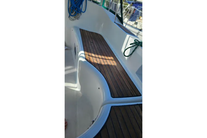 Slide: The Image of Cockpit of 2000 Beneteau Oceanis Clipper 361 with B&G navigation equipment. - 19