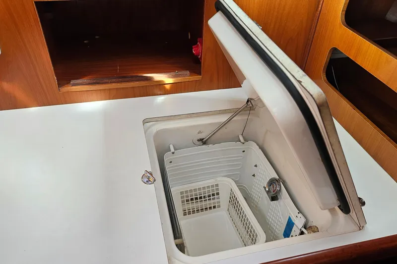 Slide: The Image of Interior view of a 2000 Beneteau Oceanis Clipper 361 sailboat, showing floor and fittings. - 50