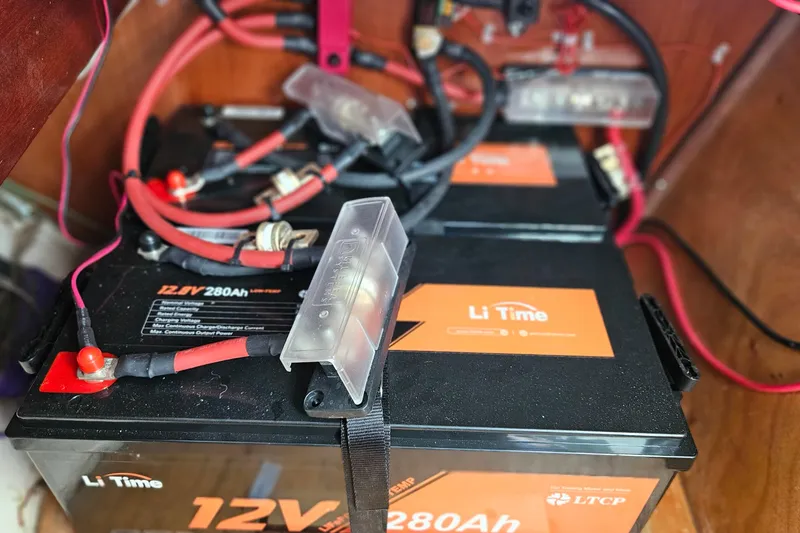 Slide: The Image of Mast of 2000 Beneteau Oceanis Clipper 361 sailboat against a clear blue sky. - 62