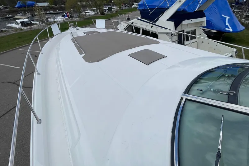 Slide: The Image of 2000 Sea Ray Sundancer 460 yacht deck with marina background. - 19