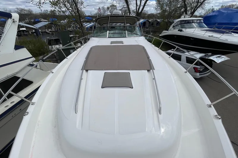 Slide: The Image of 2000 Sea Ray Sundancer 460 yacht deck view at marina. - 22