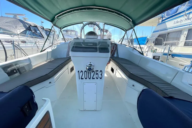 Slide: The Image of Cockpit view of a 2007 Beneteau 423 sailboat with green canopy and seating. - 14