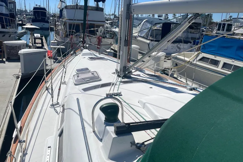Slide: The Image of 2007 Beneteau 423 sailboat docked at marina, surrounded by other boats. - 17
