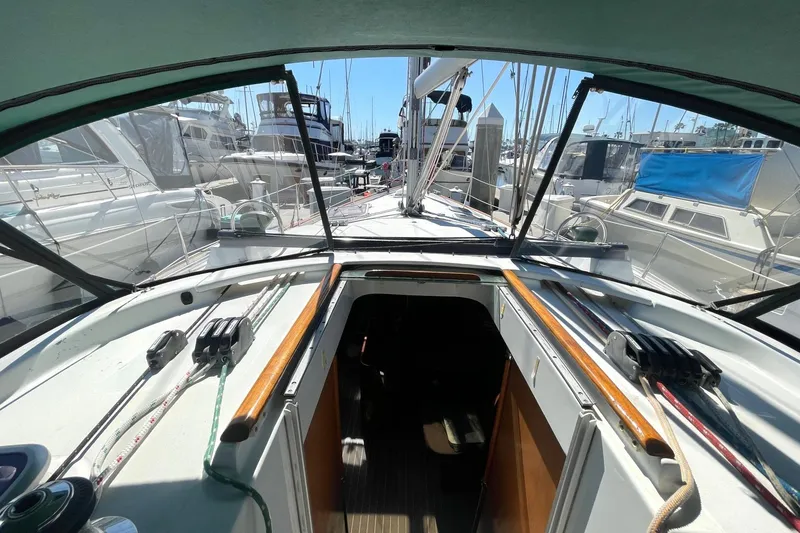 Slide: The Image of Cockpit view of a 2007 Beneteau 423 sailboat docked at a marina. - 18