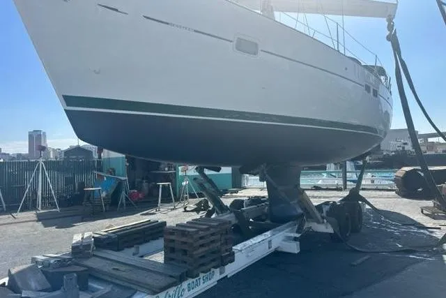 Slide: The Image of Beneteau 423 sailboat from 2007 on a trailer at a boatyard. - 50