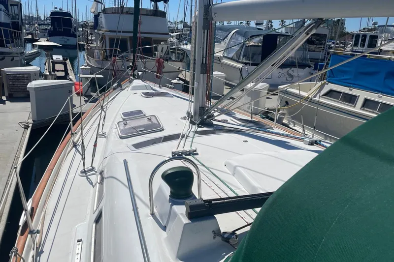 Slide: The Image of Sailboat Beneteau 423, 2007 model, docked in a marina with other boats. - 6