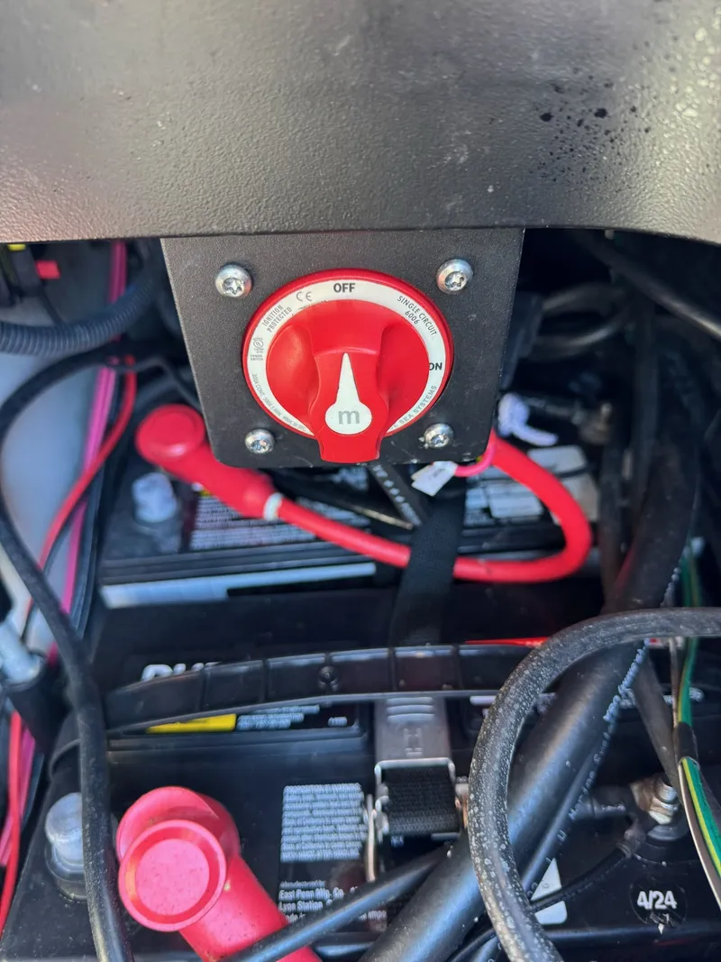 Slide: The Image of Battery switch in a 2019 Skeeter ZX225 boat. - 17
