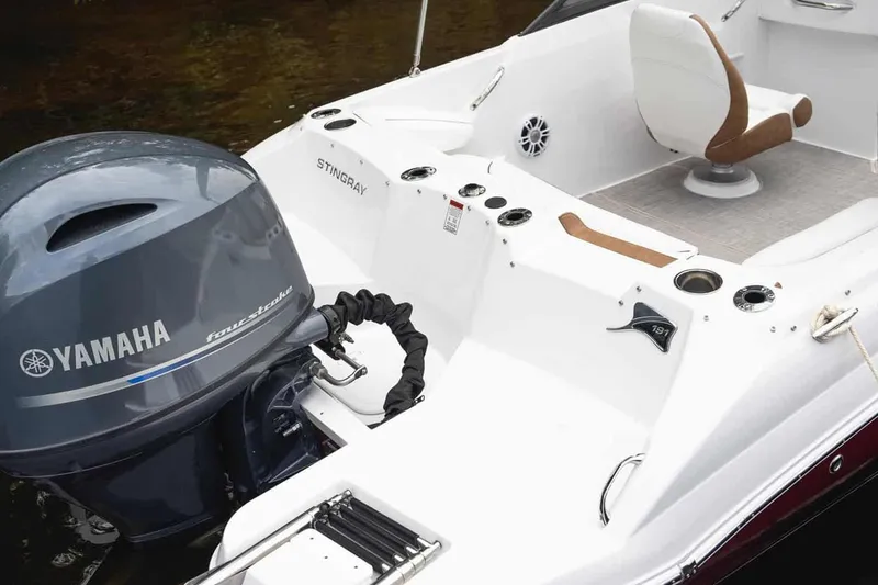 Slide: The Image of Stingray 191 DC boat 2026 with Yamaha outboard motor. - 4
