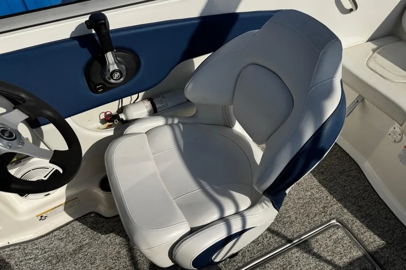 Slide: The Image of 2015 Chaparral 19 H2O Sport boat interior with steering wheel and captain's seat. - 41