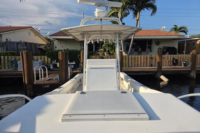 Slide: The Image of 2000 SeaVee 290B boat docked near waterfront home with palm trees. - 25