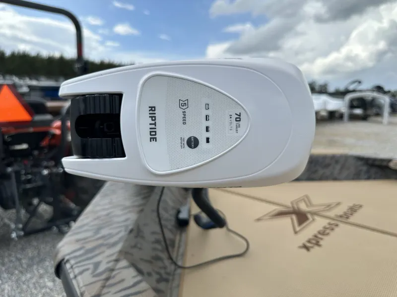 Slide: The Image of Xpress Hyper-Lift Bay Series H210B 2026 with Riptide motor. - 4