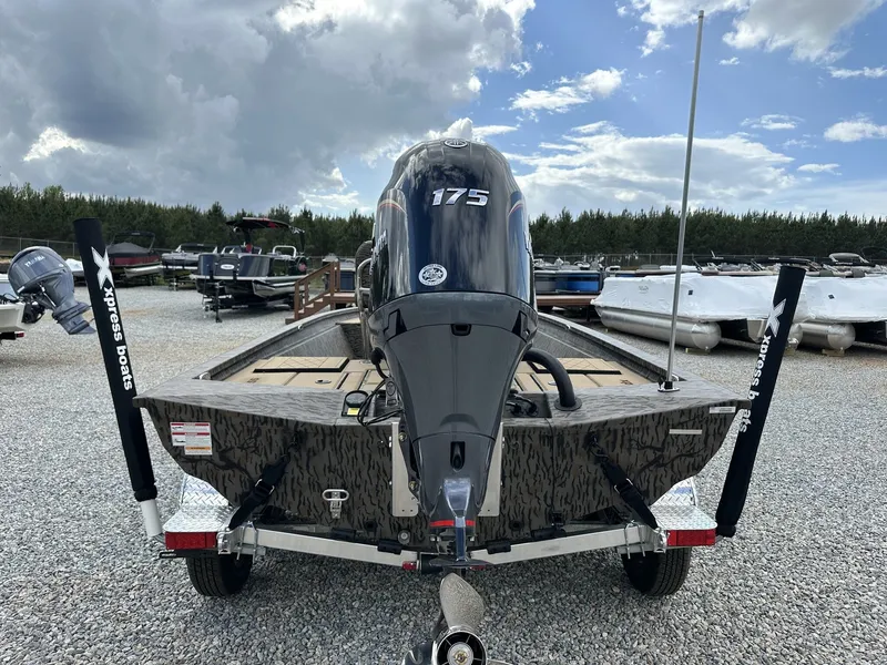 Slide: The Image of Xpress Hyper-Lift Bay Series H210B boat, rear view, 2026 model. - 8