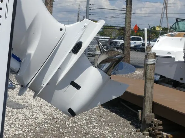 Slide: The Image of Robalo 246 Cayman SD 2026 - 10