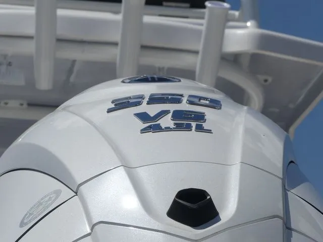 Slide: The Image of Robalo 246 Cayman SD 2026 - 11