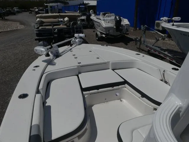 Slide: The Image of Robalo 246 Cayman SD 2026 - 12