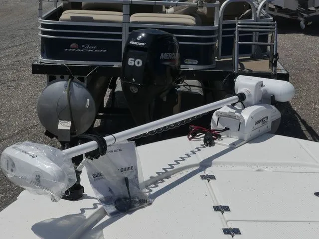 Slide: The Image of Robalo 246 Cayman SD 2026 - 13