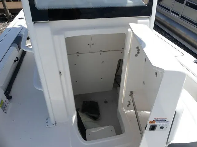 Slide: The Image of Robalo 246 Cayman SD 2026 - 16