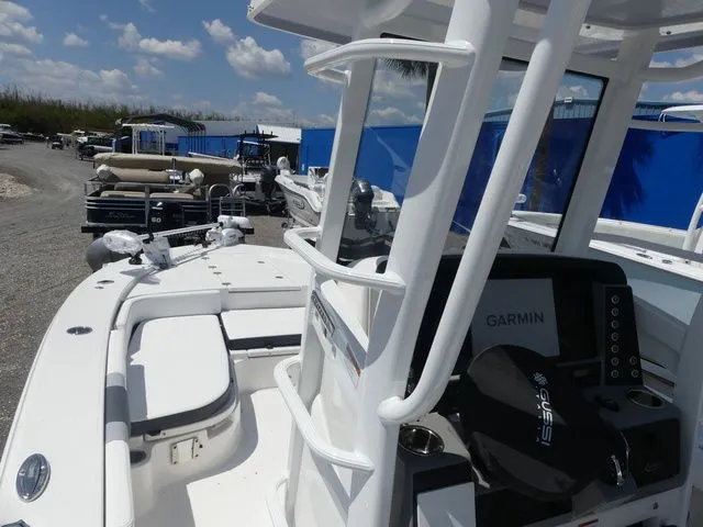 Slide: The Image of Robalo 246 Cayman SD 2026 - 19