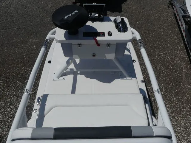 Slide: The Image of Robalo 246 Cayman SD 2026 - 20