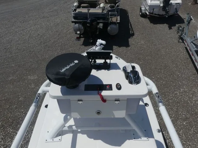 Slide: The Image of Robalo 246 Cayman SD 2026 - 21