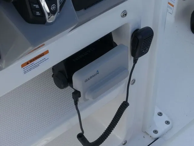 Slide: The Image of Robalo 246 Cayman SD 2026 - 24