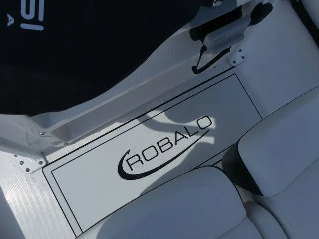 Slide: The Image of Robalo 246 Cayman SD 2026 - 25