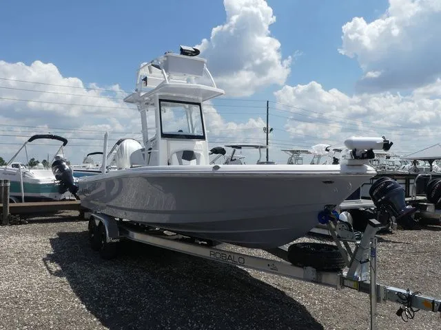 Slide: The Image of Robalo 246 Cayman SD 2026 - 3