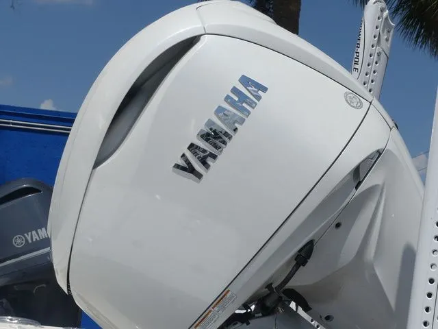 Slide: The Image of Robalo 246 Cayman SD 2026 - 9