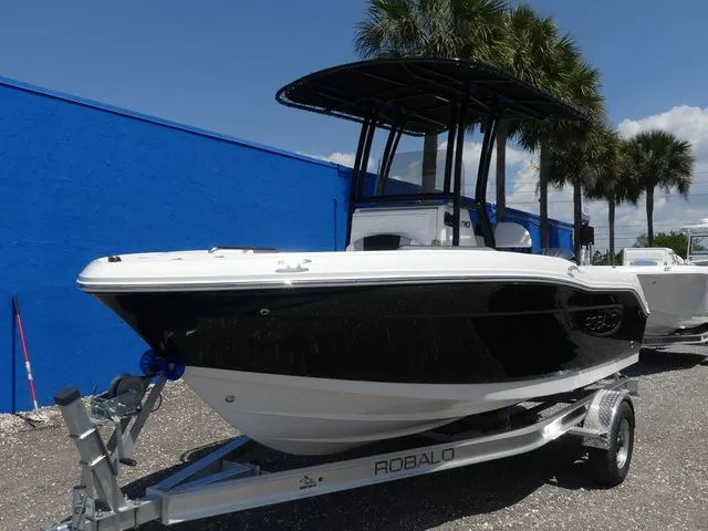 The Image of Robalo R180 Center Console 2026 - 1
