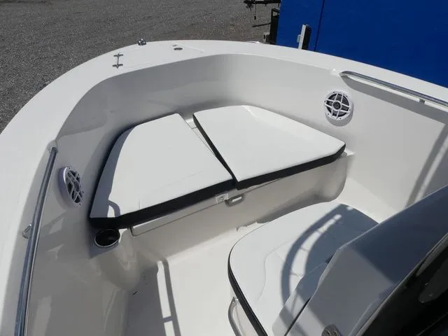 Slide: The Image of Robalo R180 Center Console 2026 - 12