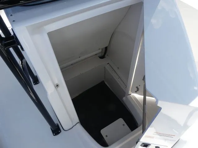 Slide: The Image of Robalo R180 Center Console 2026 - 14