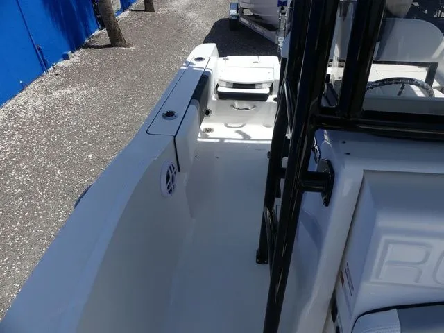 Slide: The Image of Robalo R180 Center Console 2026 - 15