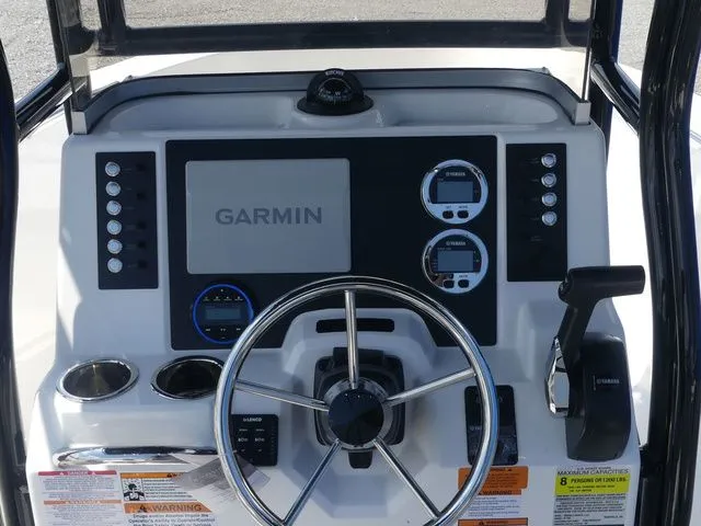 Slide: The Image of Robalo R180 Center Console 2026 - 18