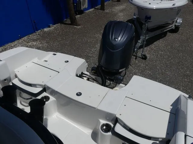 Slide: The Image of Robalo R180 Center Console 2026 - 20