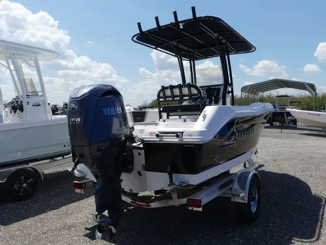 Slide: The Image of Robalo R180 Center Console 2026 - 4