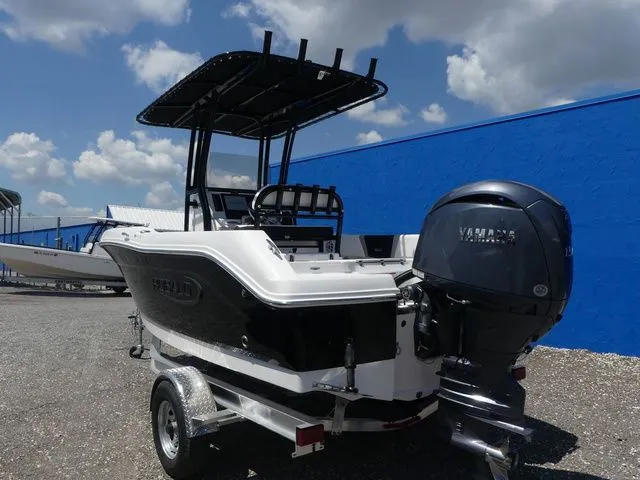 Slide: The Image of Robalo R180 Center Console 2026 - 6