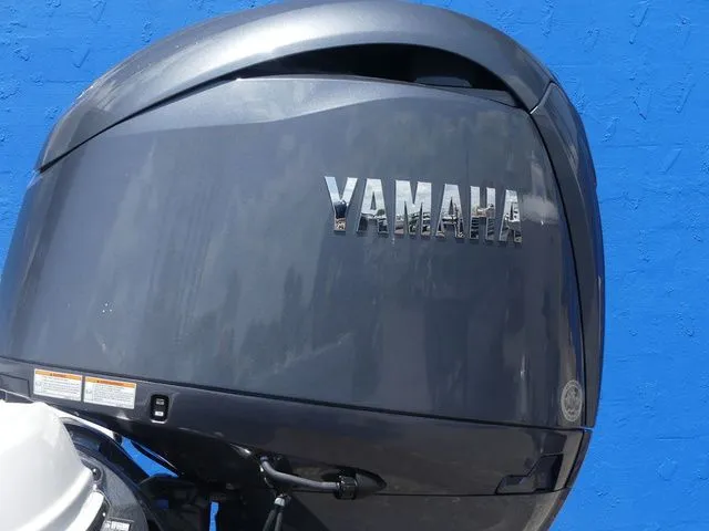 Slide: The Image of Robalo R180 Center Console 2026 - 9